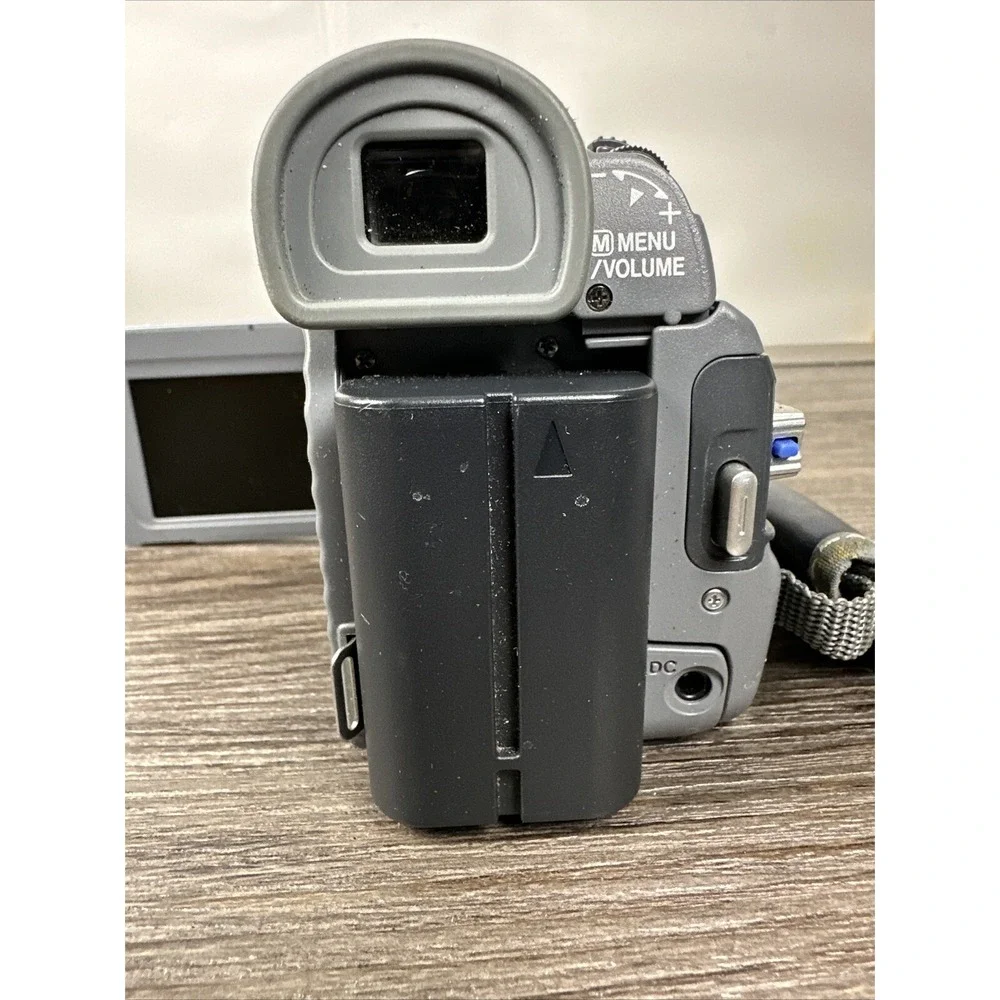 VTG JVC Digital Video Camera Mini DV Camcorder GR-D90U 700X (For Parts Untested)
